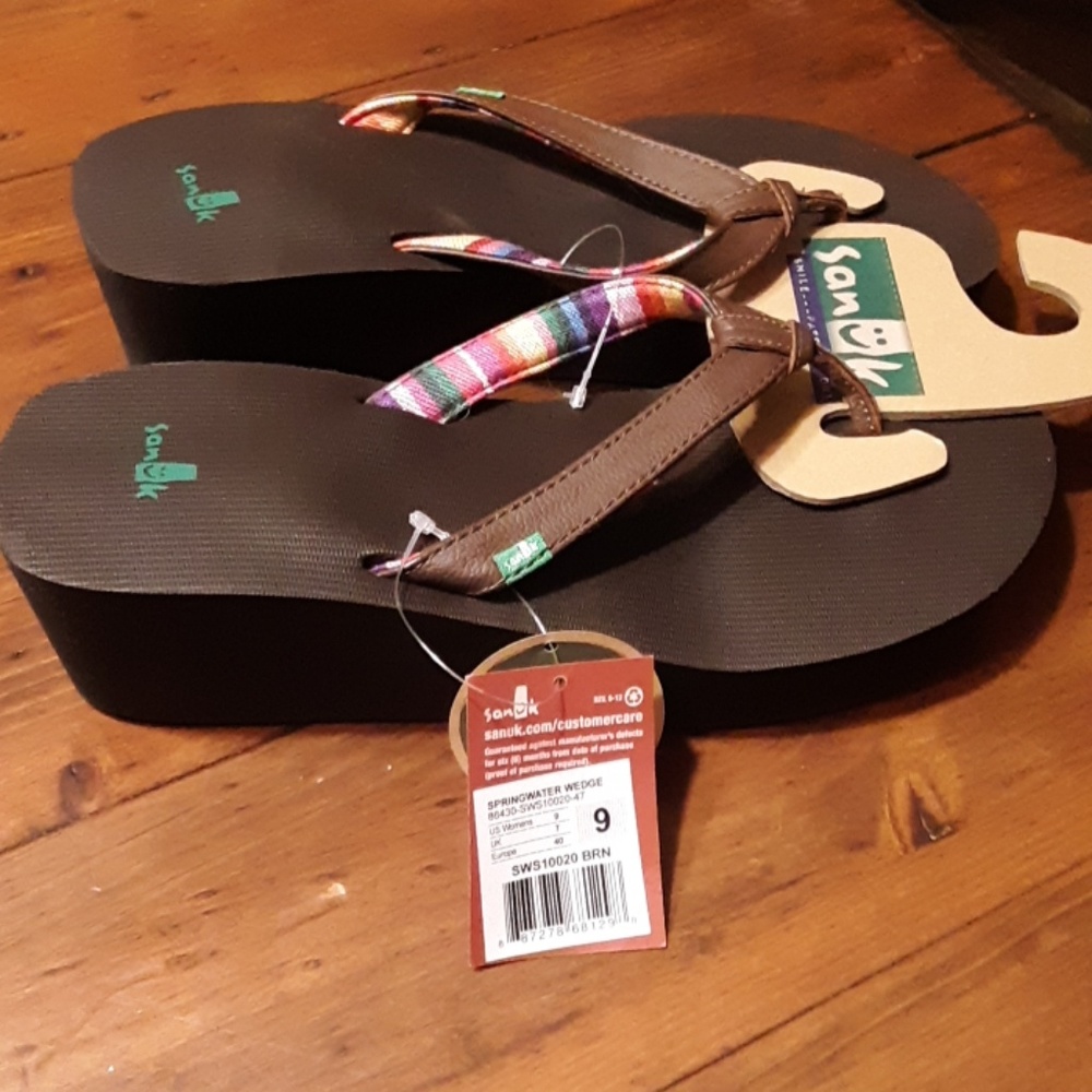 NWT Sanuk heeled sandals